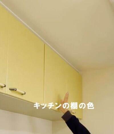 「これは革命！」粘着せずに貼れる〈静電気吸着シート〉でキッチン戸棚が〈木目調〉に大変身！賃貸でもできる簡単DIYに大反響