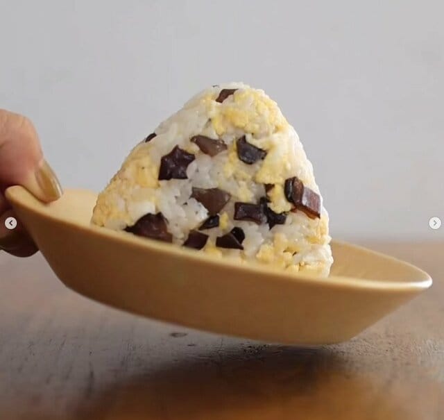 【きくらげとたまごのおにぎり】食感が気になってしょうがない！「きくらげ」の意外性と「たまご」のボリュームと融合するおにぎり