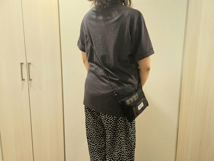 実際に斜め掛けをしてみると腰までありました