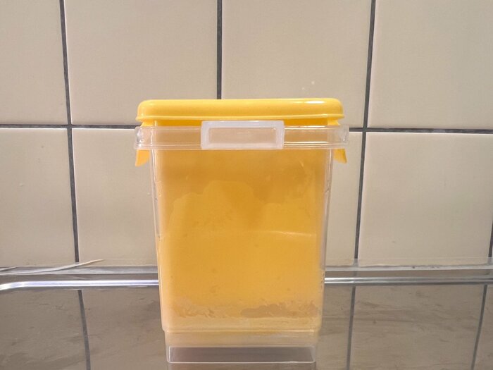 黄色い容器を上から重ねたところ