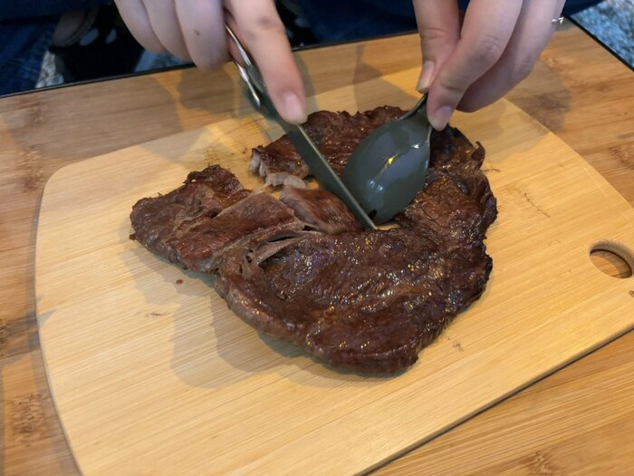 牛肉をカットしているところ