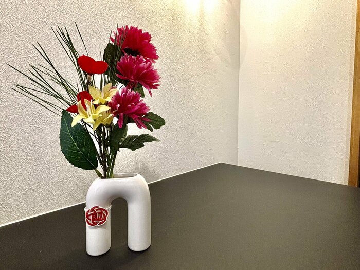 紅白でシンプルなデザインの花瓶が、お花を引き立て、映えを実現！