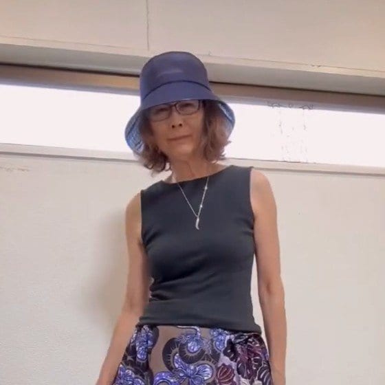 「1粒で2度美味しい」75歳マダムの自作“アフリカン柄スカート” 前後で柄が違う【個性派アイテムコーデ】に称賛の声