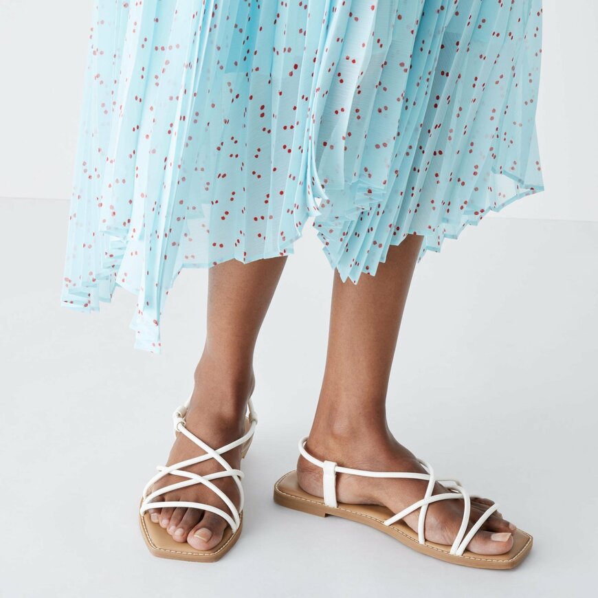 出所：ユニクロ公式　ナローストラップサンダル