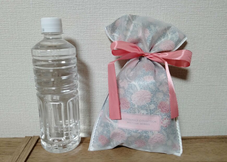 筆者撮影（セリア、ダブルソフトフィルム不織布バッグ ウィリアム・モリス リボン付）