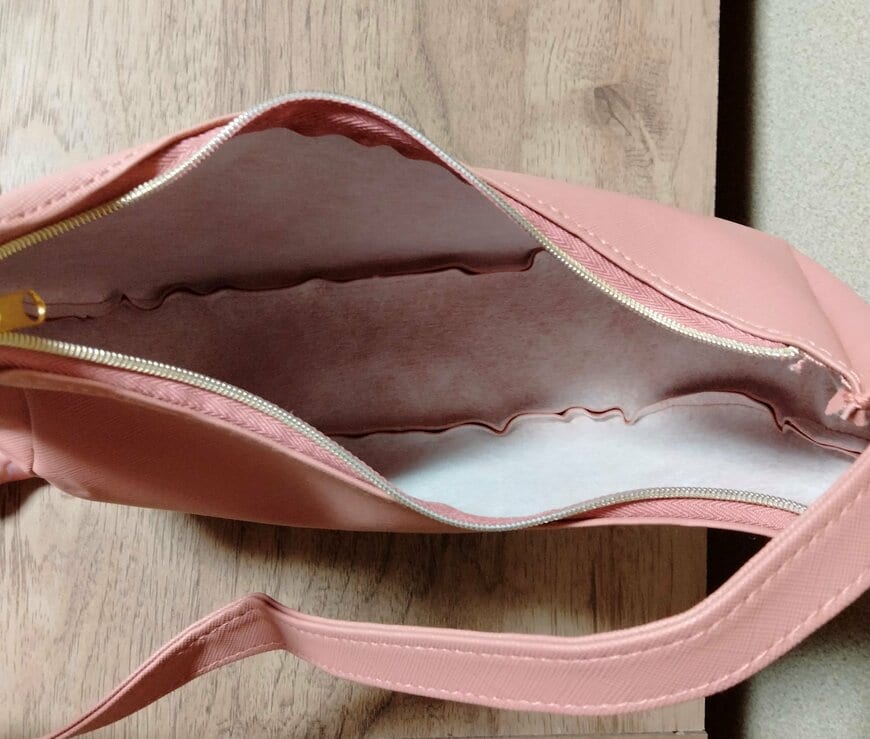 筆者撮影（ダイソー、合皮ラウンド ワンショルダーバッグ PK）