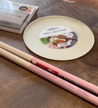 【100均DIY】「天才ですね！」と称賛の嵐。キャンドゥの“まな板”が大化けする「7000円級」の高見え間接照明の作り方