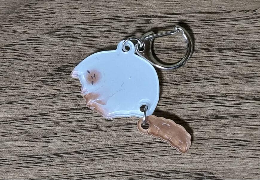 筆者撮影（セリア、ゆらゆらアクリルキーホルダー ふんわりねこ柄）