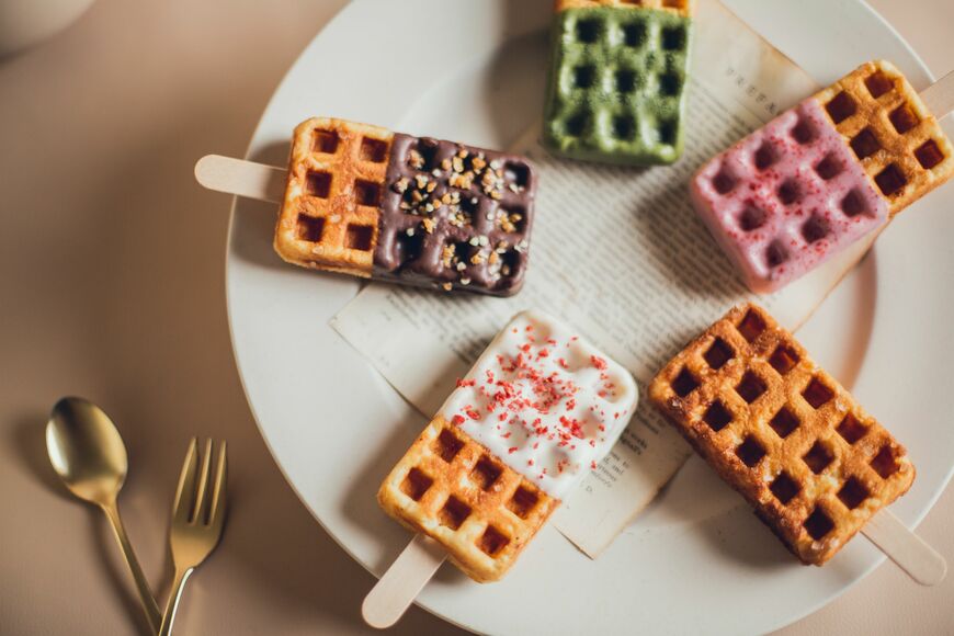 画像出所：京ワッフル／ジャパンリゾート株式会社「【食べるブーケ？！】京都生まれのワッフルバーが花束に変身！2023年の母の日は、目と舌で楽しむ"超華やかブーケワッフル"で、お母さんを笑顔に◎4/14(金)〜早割受付開始」 