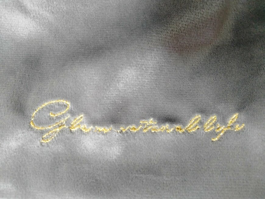 筆者撮影（セリア、刺繍入りベロア巾着）