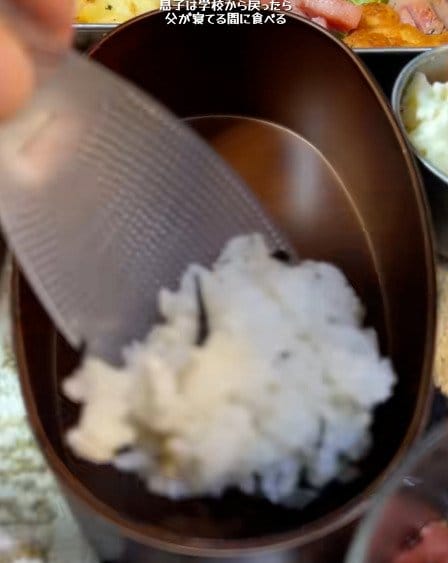 「理想のお弁当！」元料理人の父が息子に作る【厚切りハム＆プルコギ弁当】下からもおかずが出てくる宝箱が話題