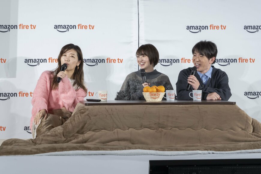 こたつに入る男女3人