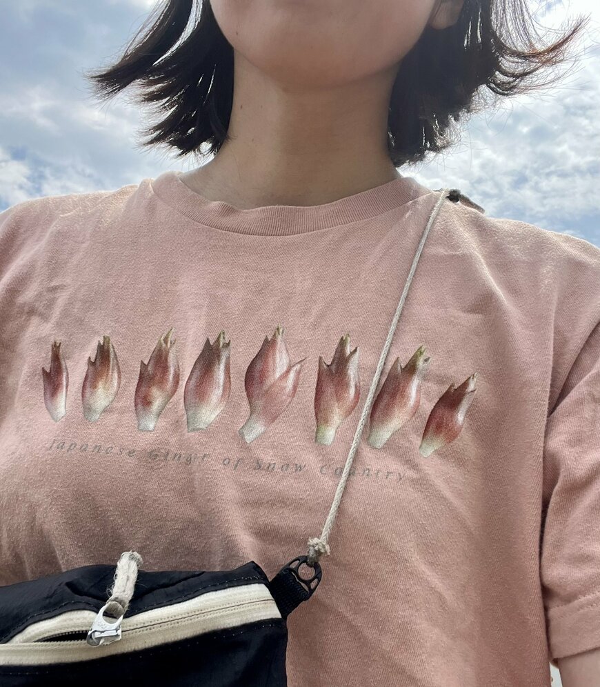 ユニークなミョウガ柄のTシャツ