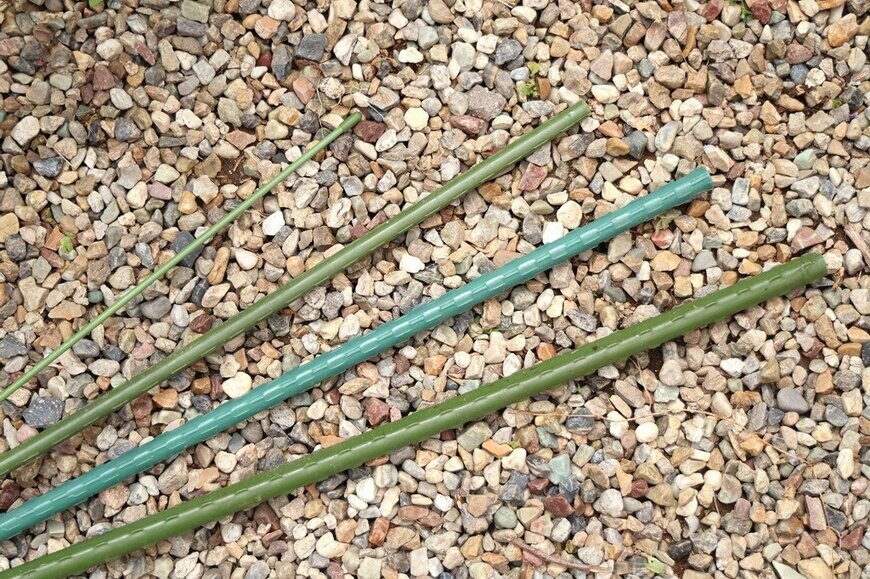 色や太さの異なる4本の園芸用支柱