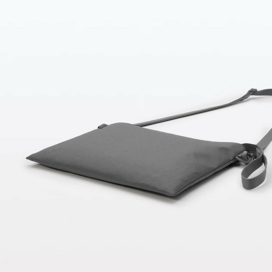 ポーチとしても使える　撥水サコッシュ