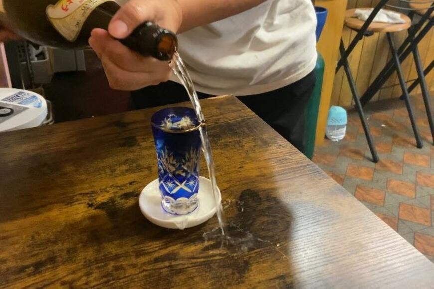 日本酒を注ぐ様子