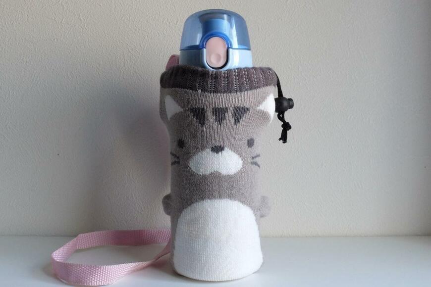ダイソー、ニットペットボトルカバー(ネコ、絞りひも付)