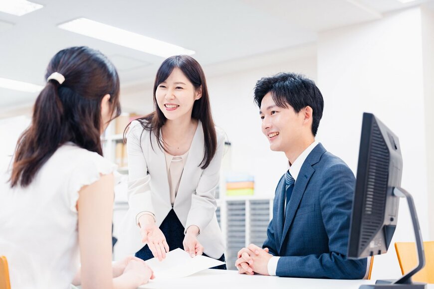 カウンターで笑顔を浮かべるスタッフの写真