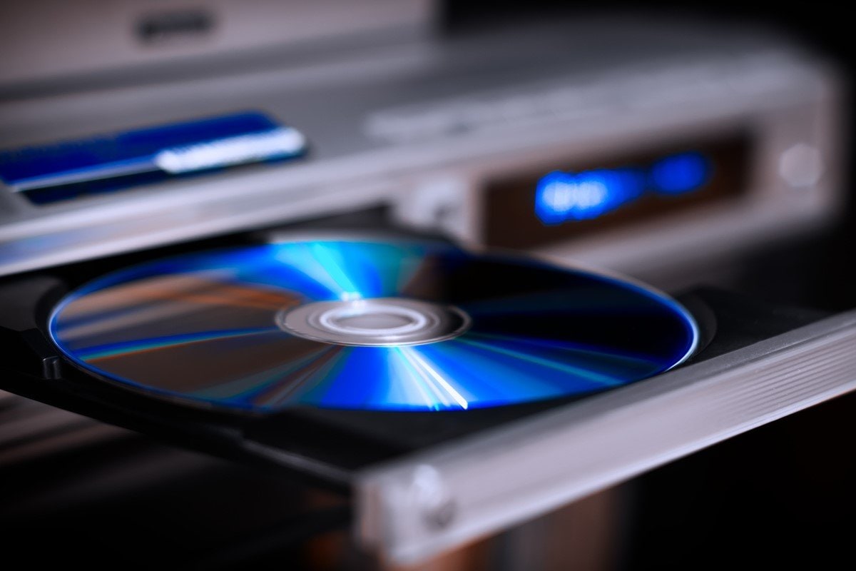 古書店オーナーが発見した「DVDの奇妙な劣化」 きれいに蒸発した盤面に