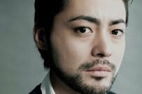 沖縄移住した山田孝之の近影にネット衝撃「誰かわからない」「仙人みたい」「すごいことに…」モフモフひげ姿に変身