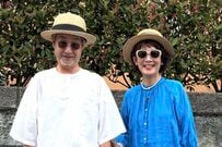 〈ブルー×ホワイト〉で涼やかに魅せる【60代夫婦の夏コーデ】！ドット柄をリンクさせた上品な装い