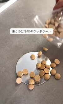 余ったペンキを使い切る！ウッドボールを貼るだけで叶う、北欧風ミラーDIY