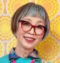 「すごく、お似合いです」63歳マダムが着こなすカラフルな派手コーデ。キッズサイズのTシャツを活用したスタイリングに「すごく、お似合いです」の声