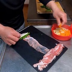 父が高校生の息子に作る【野菜肉巻きフライ弁当】サクッと揚がったフライの断面が美味しそう！可愛いふりかけの使い方にも注目