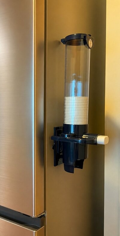 冷蔵庫に設置されたディスペンサー