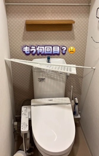 突っ張り棒が落ちて物が散乱するトイレ