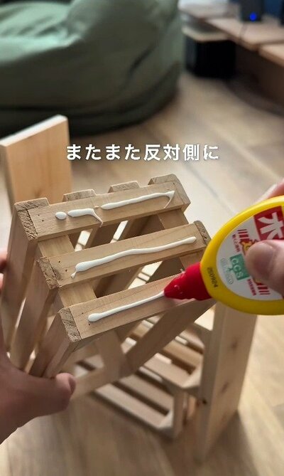 木工用ボンドを使って、さらに段を組み上げていく様子。