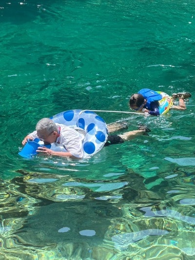 付知川で流れて遊ぶ2人