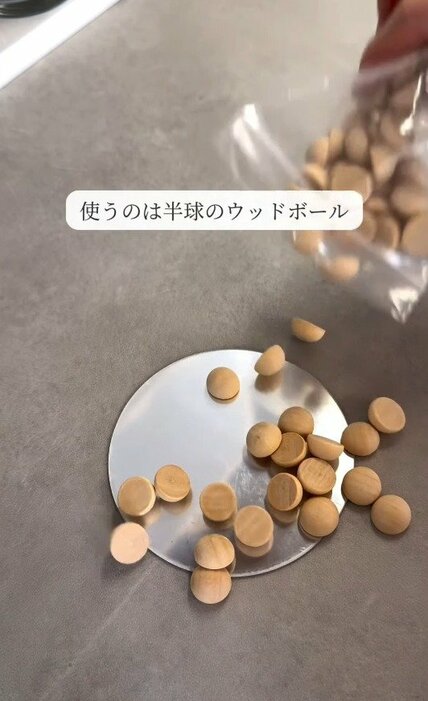 余ったペンキを使い切る！ウッドボールを貼るだけで叶う、北欧風ミラーDIY