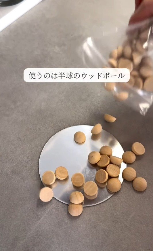 余ったペンキを使い切る！ウッドボールを貼るだけで叶う、北欧風ミラーDIY