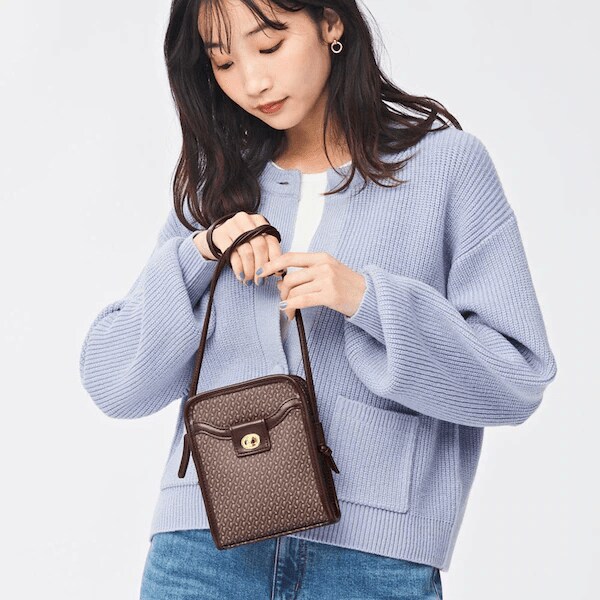 出所：GU公式ファッション通販サイト ジオメトリックミニポーチ