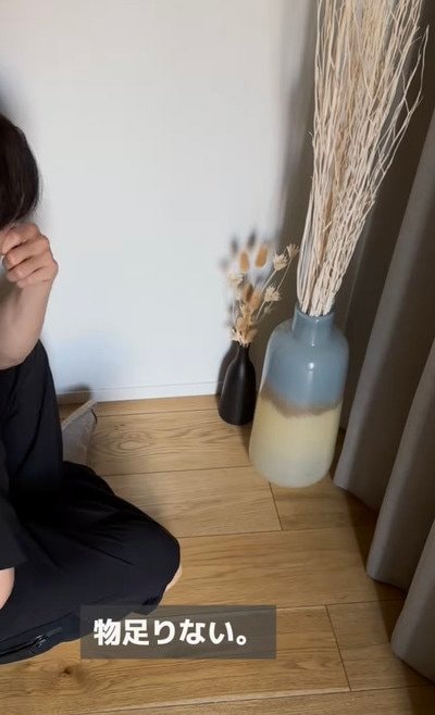 【リビングDIY】シンプルなリビングに置くおしゃれなディスプレイ台をDIY！アパレルショップのような空間に大変身！