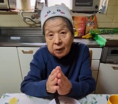 【84歳おばあちゃん】デイサービス帰りの“爆買いケンタッキー”動画が話題「84歳とは思えない食べっぷり！」