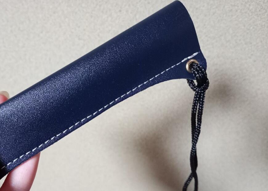 出所：筆者撮影（セリア、ペンホルダーストラップ レザー調）