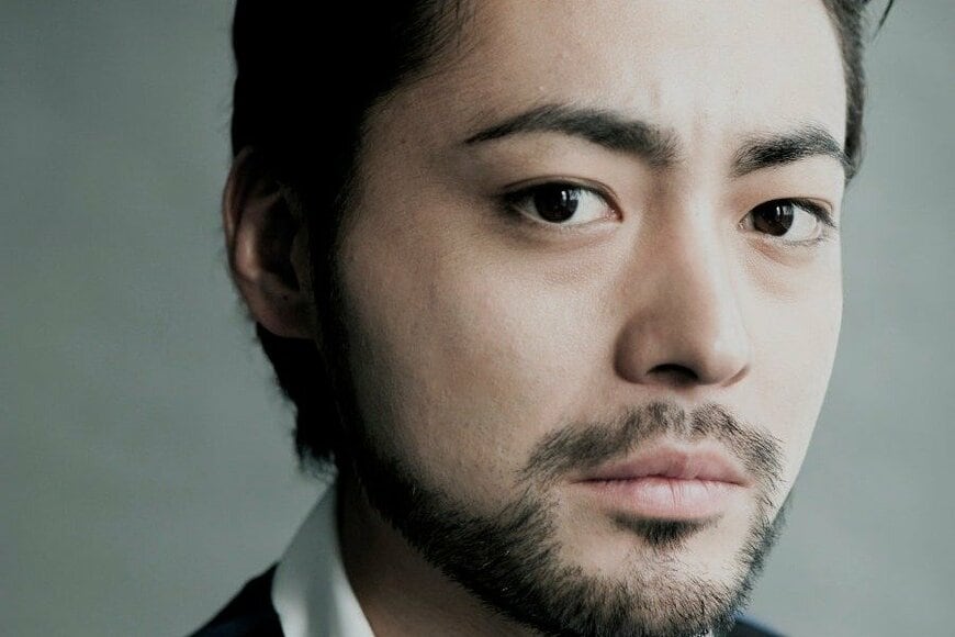 沖縄移住した山田孝之の近影にネット衝撃「誰かわからない」「仙人みたい」「すごいことに…」モフモフひげ姿に変身