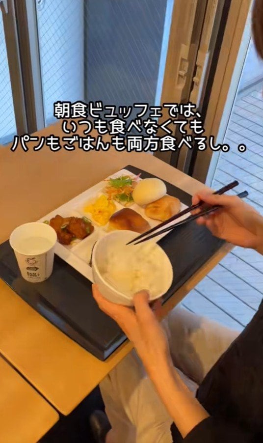 出所：@superhotel_official「スーパーホテルがお届けするホテルあるある朝食ver.」