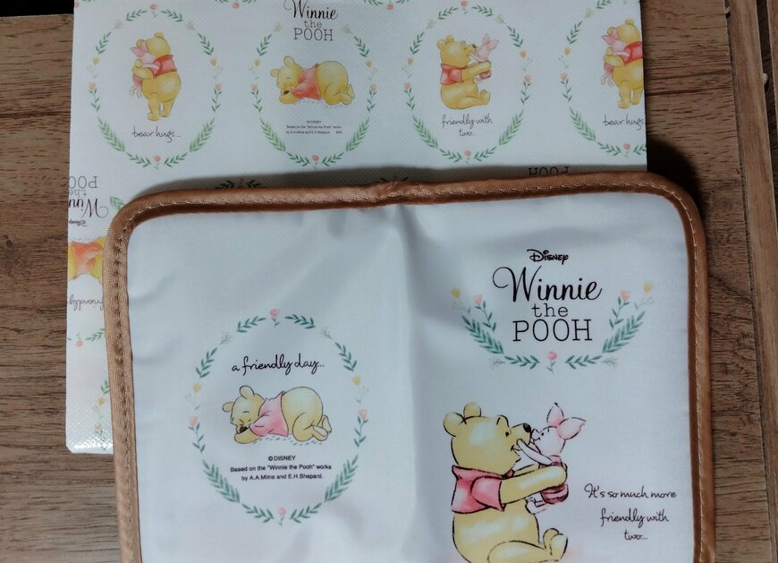 筆者撮影（セリア、通帳ケース/プー・マチ広トートバッグ21×24×17cm/プー）