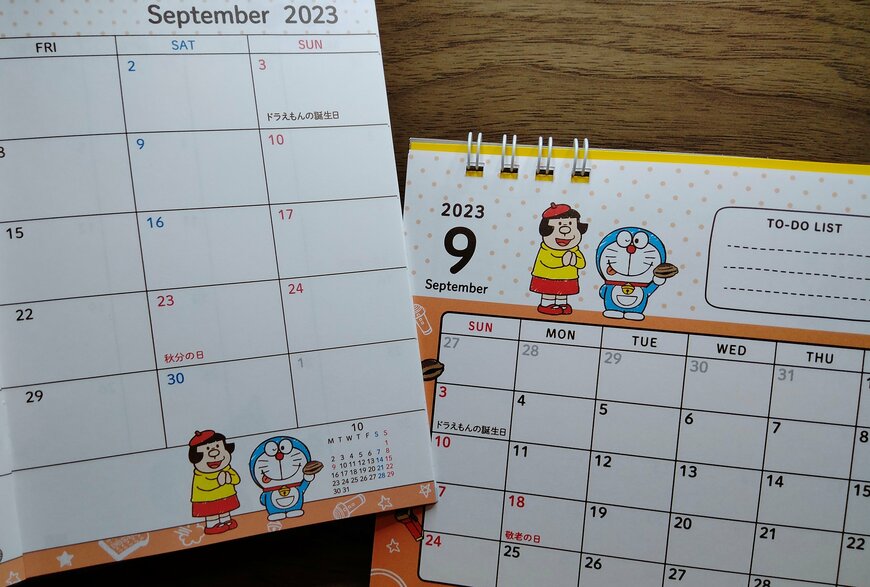 （筆者撮影：セリア、I'm Doraemon 2023年 A6手帳・セリア、I'm Doraemon 2023年卓上リングカレンダー）