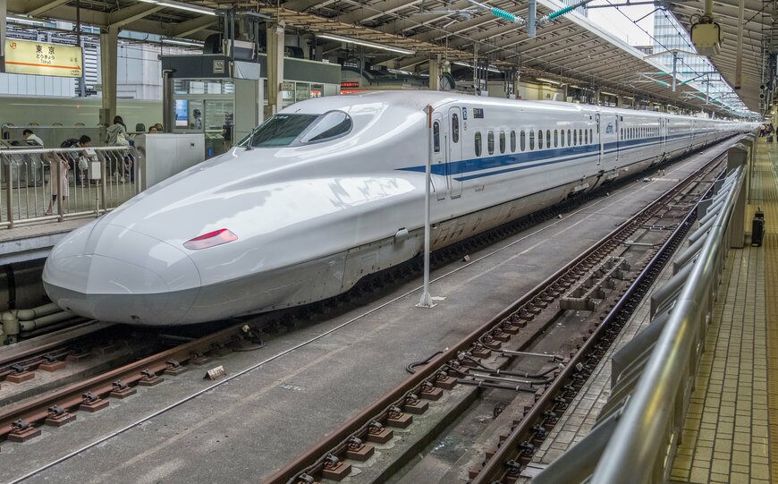 東京駅で停車する新幹線