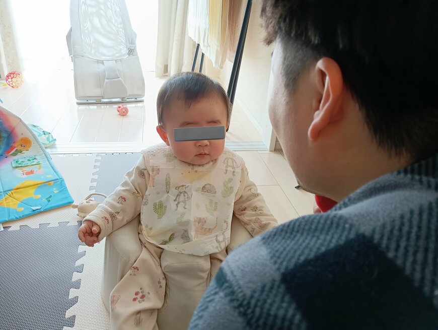 真顔の赤ちゃん