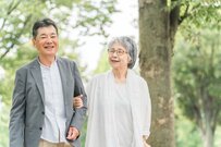 【年金】8月15日に「約46万円が支給される一般的な夫婦」現役時代の収入はいくら？