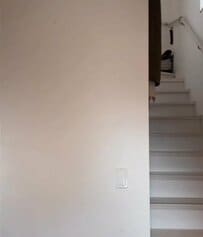 「これやりたい！」建売住宅〈狭小玄関の壁〉→黒背景×木目スラットウォールで〈ホテルライクな上質エントランス〉に雰囲気ガラリ！