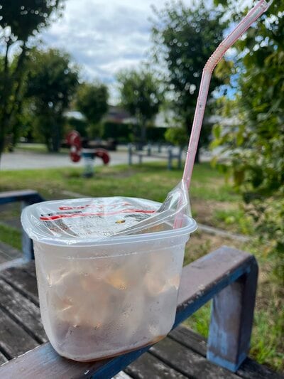 ロックアイスでコーヒーを飲む様子