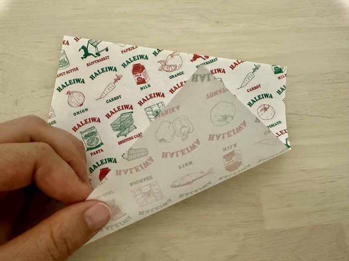 紙はやや薄めで、少し透け感があります