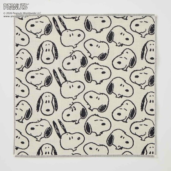 シックなモノトーンデザインのスヌーピー3重ガーゼハンカチ