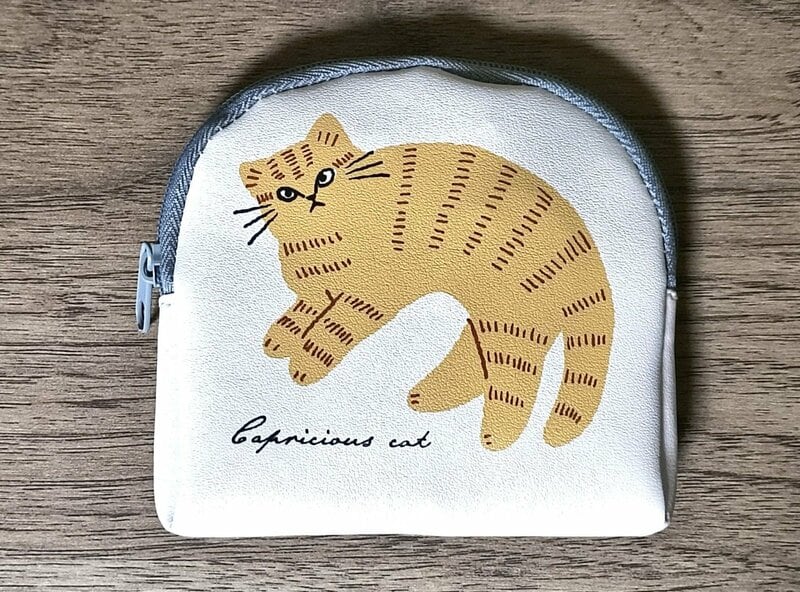 セリア、合皮アーチ形ポーチ ねこ柄、筆者撮影写真